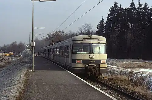 München S-Bahn EMU, 420.106 at the terminus station of Ismaning on a cold 4 December 1989. The line now continues further on to Munich Airport.