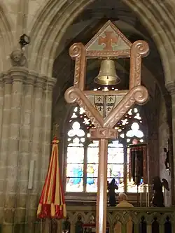 The interior of the axial chapel with the insignia of the basilica, the pavillon and the tintinnabulum