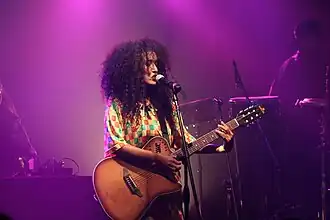 Yzalú performing in 2017
