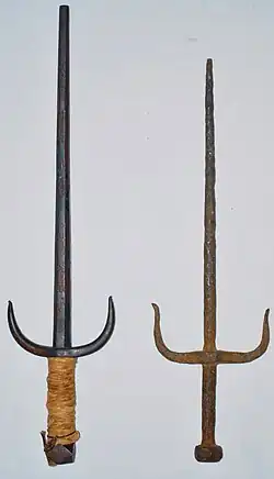 An antique sai (left) and an antique tekpi (right)