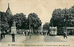 Two trams crossing on Avenue de Grammont.