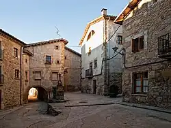 Plaça Joan Prat Roca, Alpens