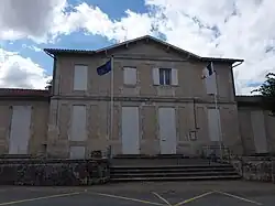The town hall in Asques