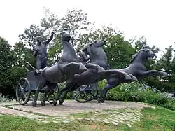 Aurigas olímpicos (1929), de Pablo Gargallo (copia en el parque de Can Dragó).