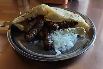 Bosnian ćevapi served with local pitta variety called "somun"