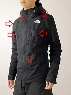 Padded jacket with dark-coloured fabric. 25&nbsp;g of fake blood in each squib.