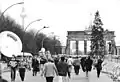 Crowds heading to the Brandenberger Tor crossing