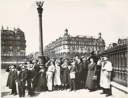 People watching the solar eclipse of 1912[g]