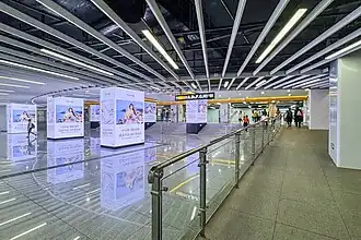 Transfer staircase and ramp between Lines 1 and 11