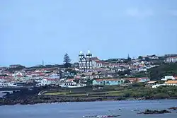 A perspective of the village of São Mateus by the coast.