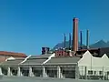 Chimeneas del parque y vista al Cerro de la Silla.