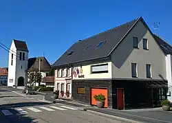 The church and town hall in Gungwiller