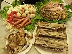 Typical ingredients for Cantonese-style hotpot are razor shell (蟶子), crab (蟹), prawn (蝦), chicken sausage (雞肉腸仔) and dace fishball (魚旦).