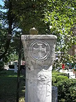 A column and capital with a Greek cross