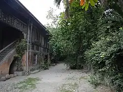Passage and garden