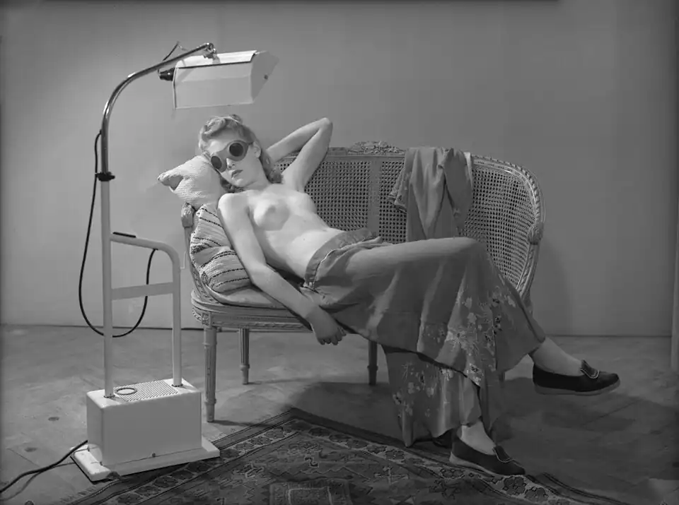 Photograph from an advertisement in the Netherlands for Philips tanning lamps, taken by Maria Antonia Merkelbach (c. 1946)