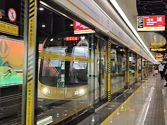 Line 2 train at Beiyuan station