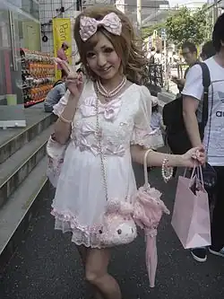 A street snapshot of hime gyaru influencer and koakuma ageha magazine model, Himena Ousaki; taken in 2012