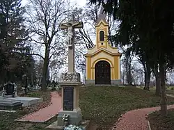 Cross and cemetery chapel in Gölle