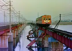 The farewell train bound for Kakogawa, consisting of Kiha 36, 41 and Kiha 23, passes over the Kakogawa Bridge on the Takasago Line of the Japanese National Railways.