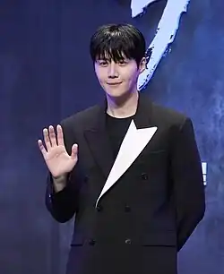 Kim Seon-ho wears black suit in an event