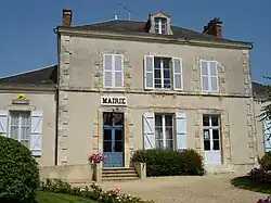 The town hall in Mérigny