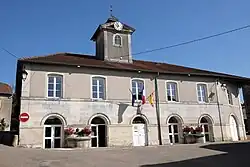 The town hall in Vicherey