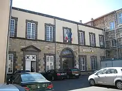 The town hall in Plauzat