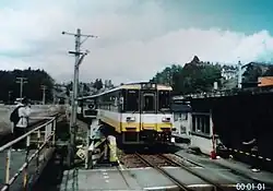 Upbound train (Toward Anamizu) entering the station (March 2005)