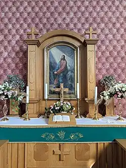 The modern altar with the original altarpiece