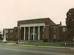 Neshoba County Courthouse and Confederate Monument in Philadelphia