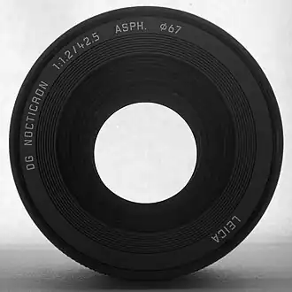 Maximum aperture of the Noctricron 42.5&nbsp;mm (F-number 1,2)