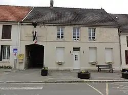 The town hall and school of Parfondru