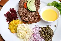 Pariserbøf with accompaniments