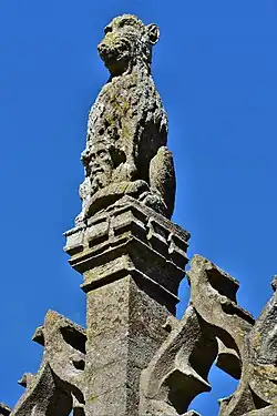 Stone carving of a wolf guarding Edmund's head