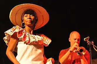 Góngora performing with Quantic and His Combo Bárbaro in 2009