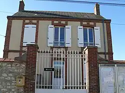The town hall in Santeuil