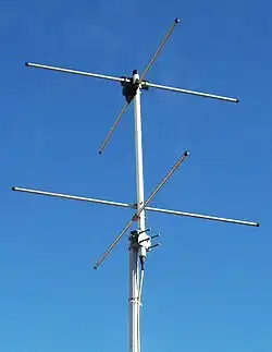 Two-element turnstile antenna for reception of weather satellite data (has circular polarization) at 137&nbsp;MHz