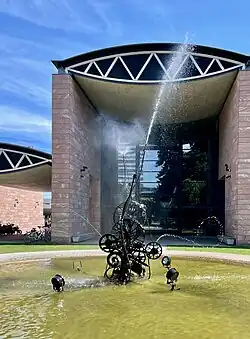 Schwimmwasser-Plastik (1980) by Jean Tinguely, in the museum park