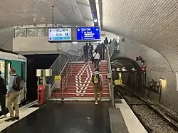 A MF 67 at Porte d'Auteuil, with a Renault ad on the stairs
