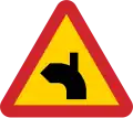 (thick is priority road) Road intersection where drivers of vehicles on connecting road have a duty to give way.