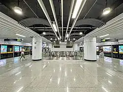 The island platform on the east side of the Line 11/21 platform leads to the escalator on the transfer level