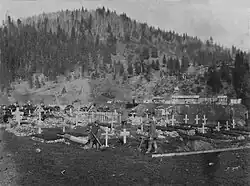 The Austro-Hungarian side of the cemetery, with German gravediggers (during World War I)