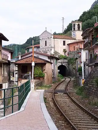 railway line passing thorugh a tunnel