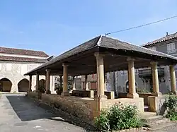 The covered marketplace in Verfeil