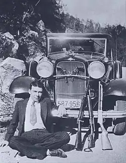 W. D. Jones and the gang's guns, April 1933. The cut-down shotgun is one of Barrow's "whippit" guns.[4] The pistol decorating the hood ornament is Officer Persell's.[3]